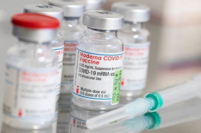 В США уборщик случайно уничтожил почти две тысячи доз вакцины от COVID-19 - aif.ru - Сша - Бостон