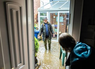 В Британии тысячи человек эвакуировали из-за шторма и наводнения - tvc.ru - Англия