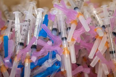 Уборщик нечаянно уничтожил почти две тысячи доз вакцины в США - lenta.ru - Сша - Бостон