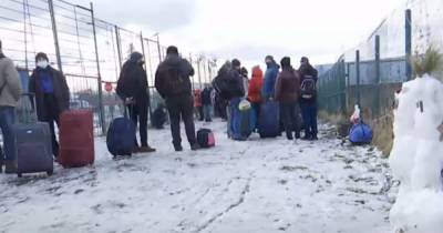 Украинцы массово выезжают на работу за границу, стоя в очередях по 10 часов (видео) - focus.ua - Польша