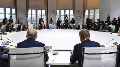 Дмитрий Песков - Песков заявил об отсутствии у РФ приглашений на саммит G7 в Британии - iz.ru - Россия - Англия - Австралия - Индия - Израиль - Южная Корея