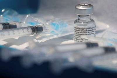 В Швейцарии пять человек умерли после прививки от COVID-19 - aif.ru - Швейцария