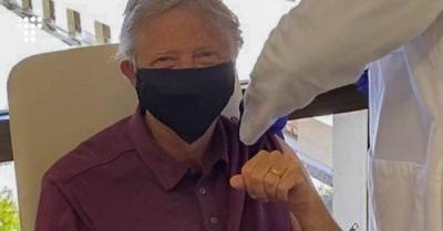 Вильям Гейтс - Билл Гейтс сделал прививку против коронавируса. Конспирологи называют его виновным в пандемии - hromadske.ua - Украина