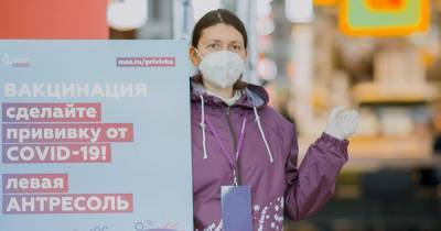 На помощь выездным прививочным бригадам в Москве вышли 500 волонтеров - ren.tv - Москва