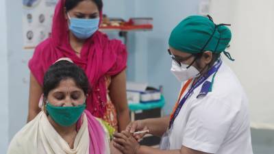 Джи Ви Прасад - В Индии за сутки вакцинировали от коронавируса почти 350 тысяч человек - russian.rt.com - Индия