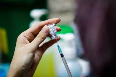 Крис Уитти - Медики призывают сократить разрыв между первой и второй дозой вакцины от COVID-19 - cursorinfo.co.il - Англия - Jerusalem