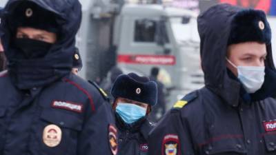 Алексей Навальный - Полиция раздает маски участникам незаконного митинга в центре Москвы - 5-tv.ru - Москва