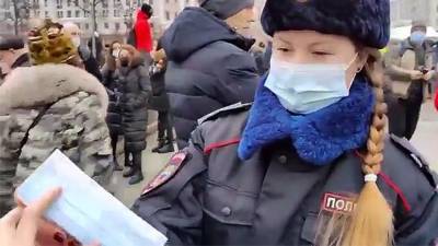 Полиция начала раздавать маски участникам несанкционированной акции в Москве - iz.ru - Россия - Москва - Израиль