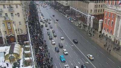 Участники незаконной акции в Москве блокируют движение транспорта - argumenti.ru - Москва