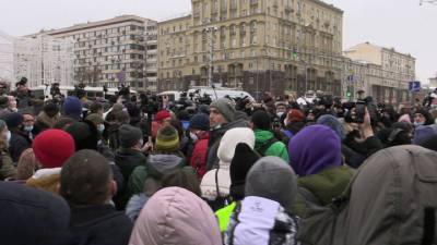 На правоохранителей бросались под крики "мирный протест" - vesti.ru - Москва