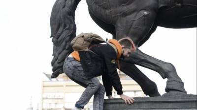 Участник незаконной акции в Краснодаре залез на памятник и оголил ягодицы - 5-tv.ru - Краснодар