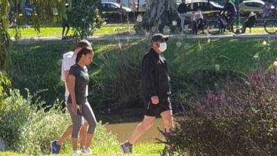 В разгар борьбы с нарушителями карантина: генерал полиции гулял с женой в парке - vesty.co.il - Израиль