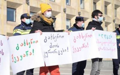 В Тбилиси проходит протест за снятие COVID-ограничений - rbc.ua - Грузия - Тбилиси