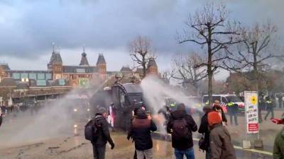 Нидерландских демонстрантов разогнали водометами и газом - vesti.ru - Голландия - Амстердам