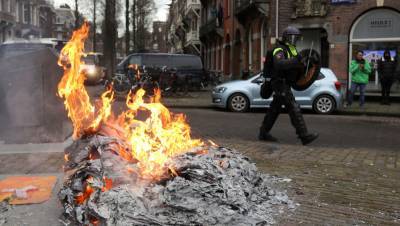Полиция применила силу на протестах против мер по COVID в Нидерландах - gazeta.ru - Голландия - Амстердам