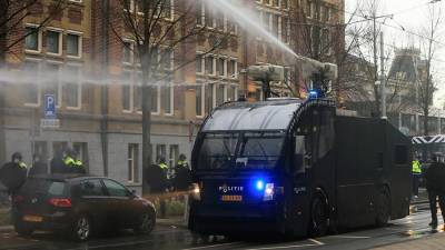 Полиция применила водометы для разгона демонстраций в Амстердаме и Эйндховене - iz.ru - Голландия - Амстердам - Израиль