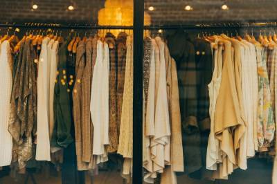Продажи одежды из-за пандемии упали на четверть - abnews.ru