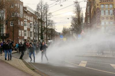 Полиция Нидерландов применила водометы для разгона протестующих - lenta.ru - Голландия - Амстердам