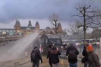 Комендантский час в Нидерландах вызвал протесты - mk.ru - Голландия - Амстердам
