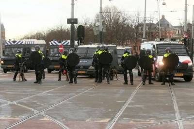 В Амстердаме задержали свыше 100 участников акций протеста - aif.ru - Голландия - Амстердам