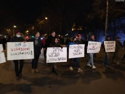 В Тбилиси пикетировали здание правительства с требованием отмены карантина - unn.com.ua - Киев - Грузия - Тбилиси