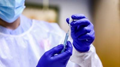 Прививки по блату и погромы: самые громкие скандалы в Европе из-за коронавируса - 5-tv.ru - Испания