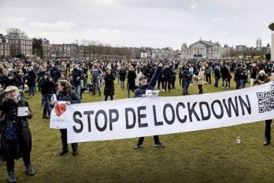 В Нидерландах полиция водомётами разогнала акцию против новых COVID-ограничений - govoritmoskva.ru - Голландия - Амстердам - деревня Урк