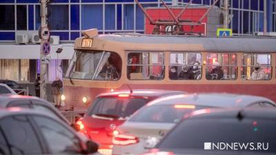 На ЖБИ встали трамваи из-за коммунальной аварии - newdaynews.ru