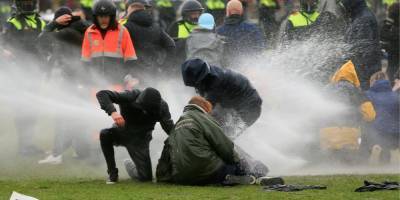 Eva Plevier - В Нидерландах люди вышли на протесты из-за введения комендантского часа: произошли столкновения с полицией - nv.ua - Голландия - Амстердам - Урк
