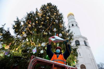 Главная кремлевская елка после демонтажа превратится в часы в благодарность врачам - gazeta.ru