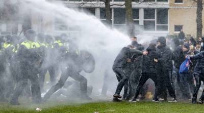 В Нидерландах протестующие сожгли пункт тестирования на COVID - ru.slovoidilo.ua - Украина - Голландия - Того