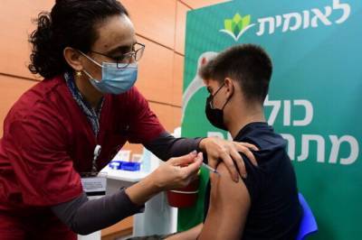 В Израиле начали вакцинировать школьников, чтобы вернуть их к обучению - zik.ua - Израиль