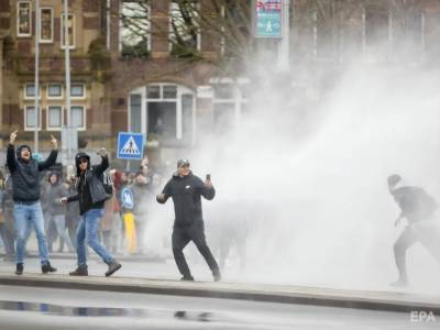 В Нидерландах протестовали против карантина и сожгли центр тестирования COVID-19 - gordonua.com - Netherlands - Урк