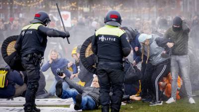 Марк Рютте - Нидерландская полиция применяет собак и водометы против митингующих, пока Европа критикует Россию - news-front.info - Россия - Голландия