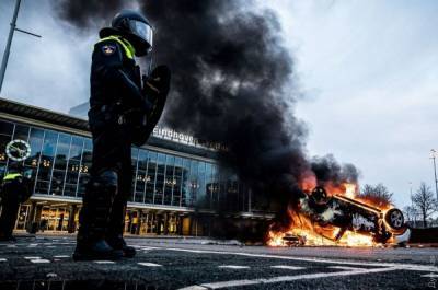 В Нидерландах протестующие сожгли центр тестирования на COVID-19 - agrimpasa.com - Голландия - Амстердам