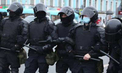 Алексей Навальный - В Петербурге полицейские задержали десятки случайных прохожих и обвинили их в участии в протестном митинге - og.ru - Санкт-Петербург