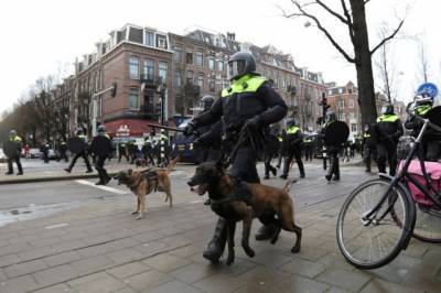 Марк Рютте - И.о. премьера Нидерландов осудил протесты из-за комендантского часа - aif.ru - Голландия