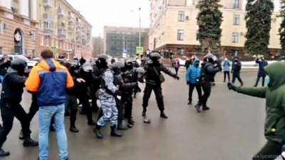В Липецке возбудили дело на распылившего газ в лица полицейским мужчину - iz.ru - Россия - Израиль - Липецк