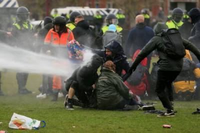 Полиция Нидерландов водомётами разгоняла антикарантинный протест - anna-news.info - Голландия - Амстердам