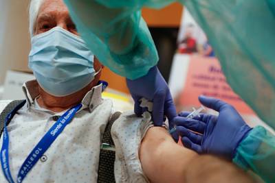 Джордж Мэйсон - Биолог назвала предельный возраст для вакцинации от коронавируса - lenta.ru - Россия - Сша