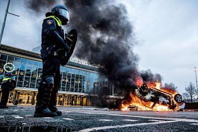 В Нидерландах второй день идут протесты против комендантского часа - nakanune.ru - Италия - Голландия - Роттердам