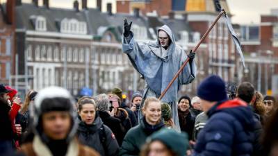 Ковид-диссиденты громят улицы голландских городов - vesti.ru - Голландия - Амстердам