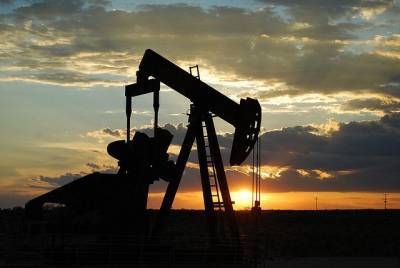 Цена нефти Brent снизилась до 55,57 доллара за баррель - aif.ru - Китай - Лондон - Нью-Йорк