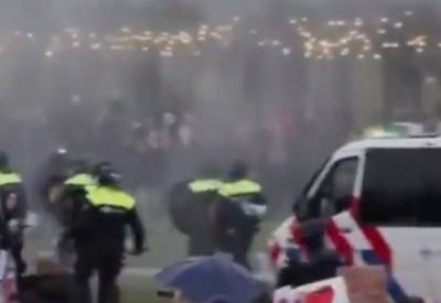 В Нидерландах полиция разогнала протестующих водометами - newsland.com - Голландия - Амстердам