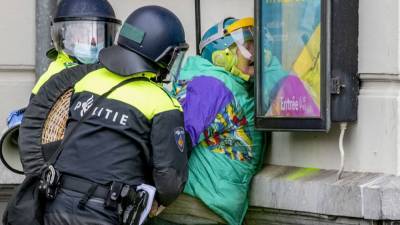 Владимир Шаповалов - Политолог Шаповалов назвал причины протестов и вспышек насилия в Нидерландах - riafan.ru - Голландия