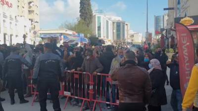 В Тунисе участники беспорядков пытаются штурмовать парламент - vesti.ru - Россия - Тунис - Тунисская Республика