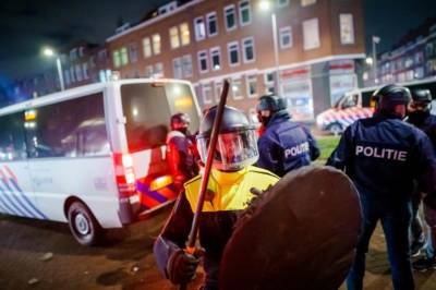 В Нидерландах протестующие устроили погромы и жесткие стычки с копами из-за карантина (видео) - newsone.ua - Украина - Гаага - Голландия - Амстердам