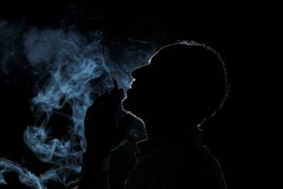 Курение оказалось фактором осложнений и смерти при коронавирусе - lenta.ru - Сша