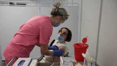 Более 900 тысяч человек привились от коронавируса в Польше - russian.rt.com - Польша