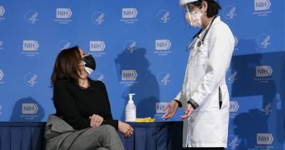 Камала Харрис - Новому вице-президенту США ввели последнюю дозу вакцины от коронавируса (фото) (4 фото) - tsn.ua - Украина - Сша - Индонезия
